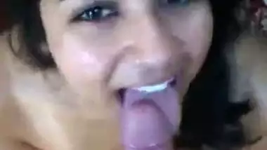 Gorgeous Delhi gf gives nice blowjob to bf?s long dick
