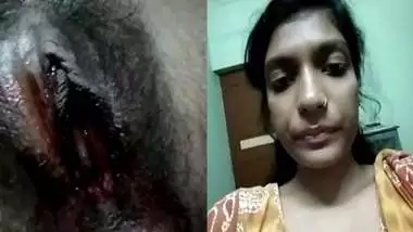 Desi girl showing her y pussy during periods